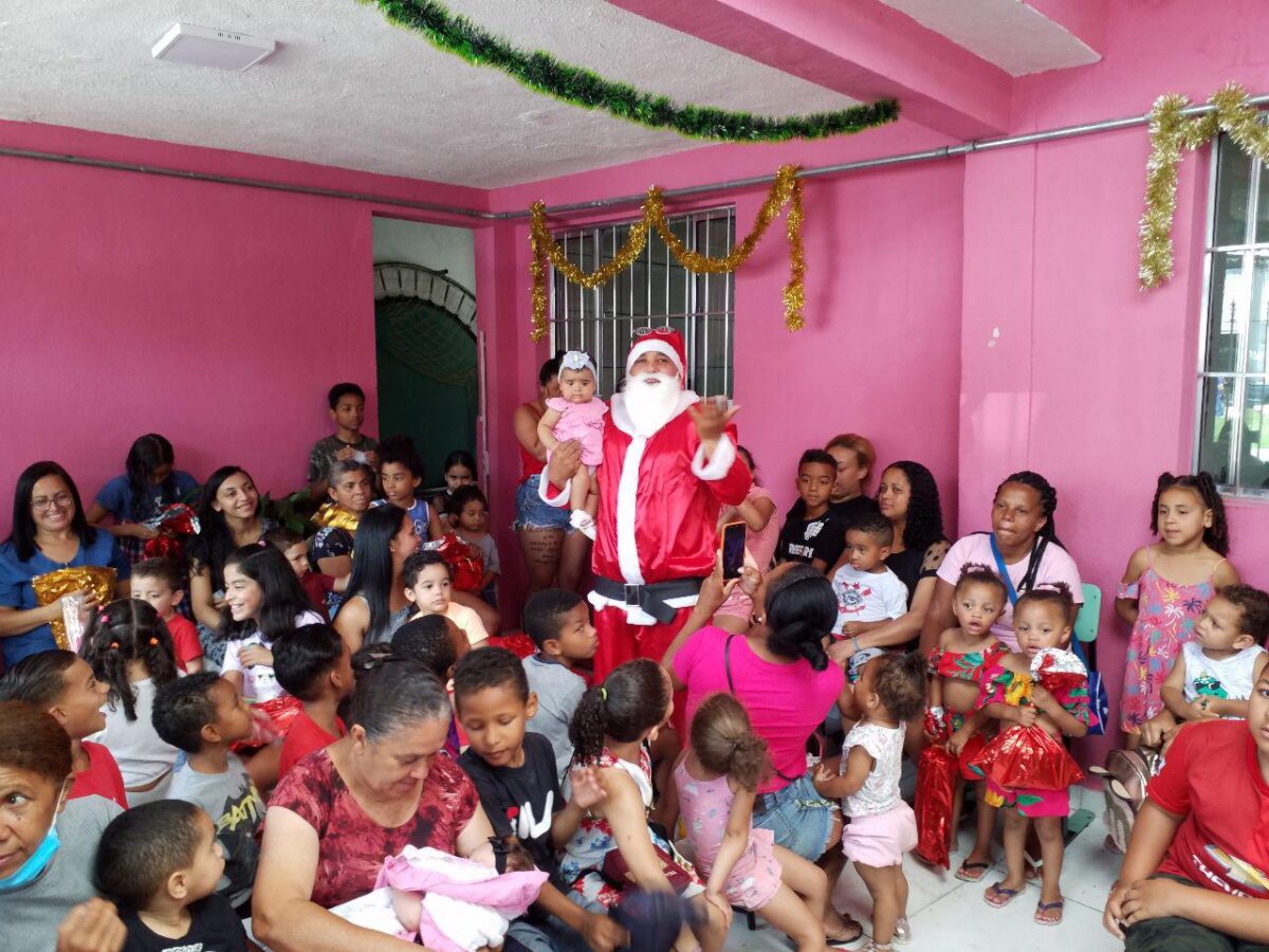 Clínica Simone Neri faz Festa de Natal para as crianças da  ONG Protetoras do Bem