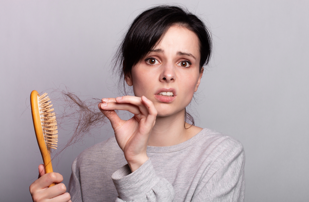 Seus cabelos estão caindo? Descubra as causas e os melhores tratamentos